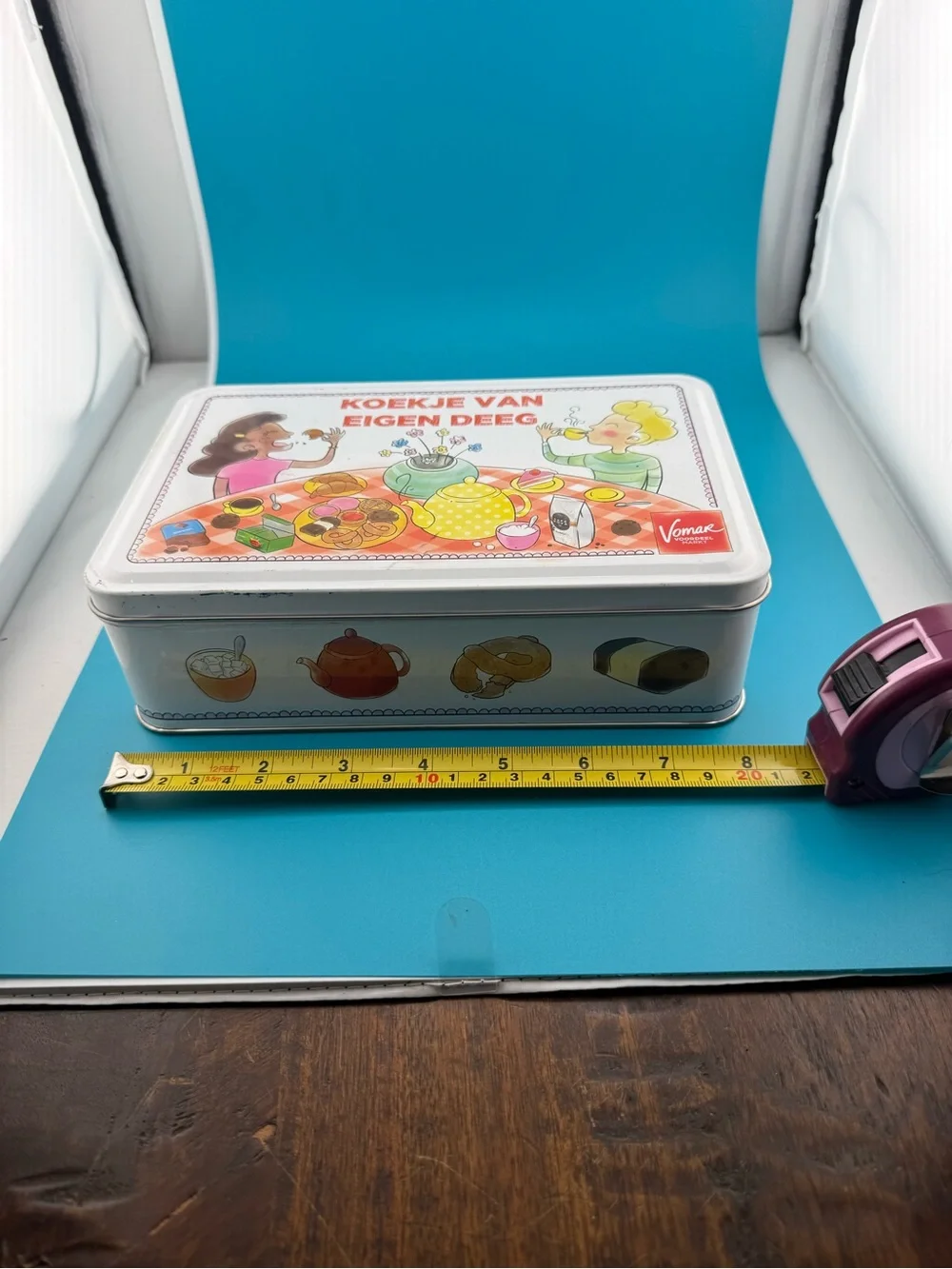 Koekje Van Eigen Deeg Decorative Cookie Tin - White and Light Blue